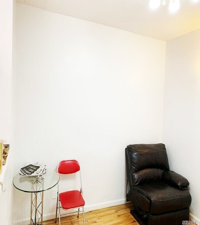 Foto del edificio - 143-40 Roosevelt Ave