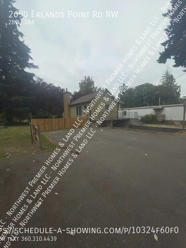 Foto del edificio - 2690 Erlands Point Rd NW