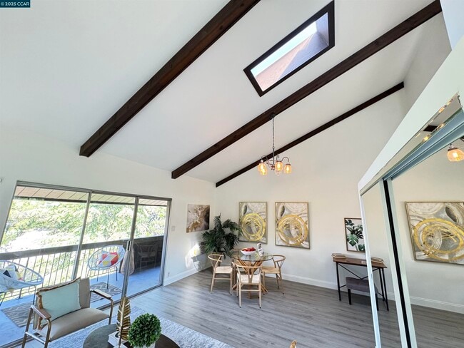 Building Photo - 2075 Ascot Dr