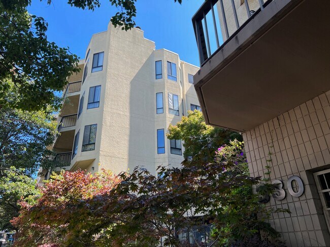 Building Photo - 330 Park View Ter