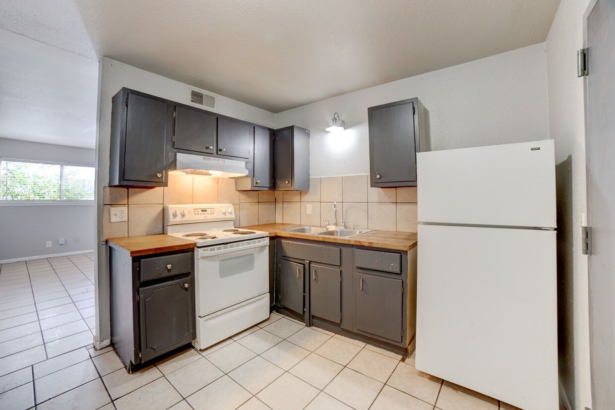 Foto principal - 2 Bed 1 Bath Duplex Tile floors