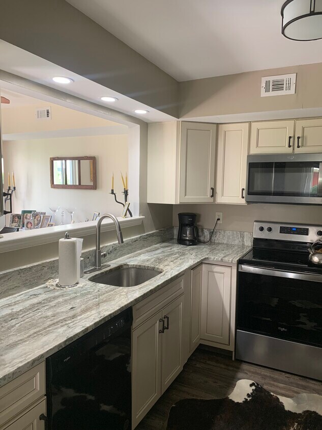 Foto principal - 375 Woodlake Dr