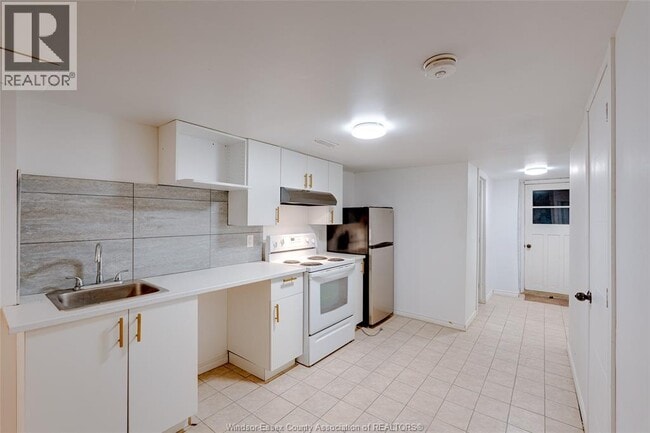 Building Photo - 1627 Marentette Ave