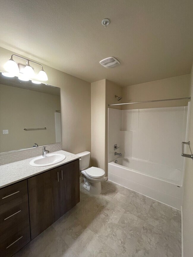 Foto del edificio - New 1BR Condo available in Bethany area