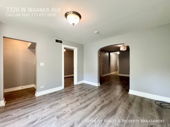 Foto del edificio - 3320 W Warner Ave