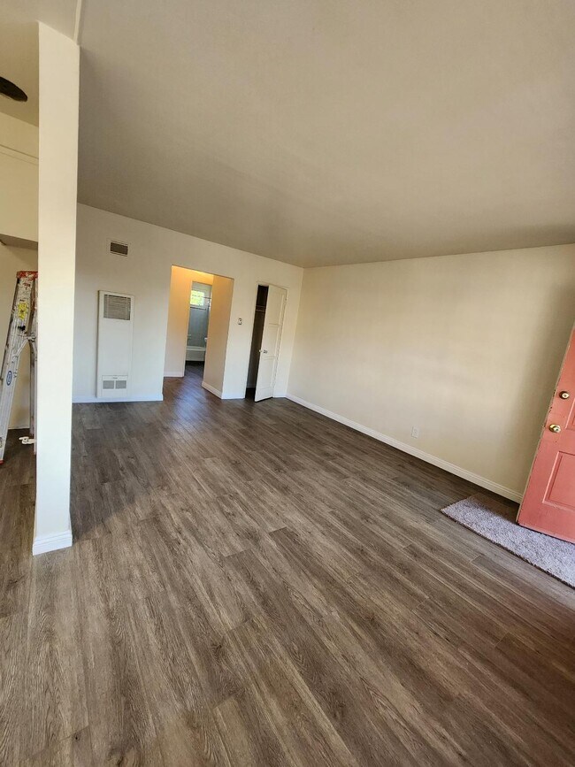 Building Photo - 6203 Crenshaw Blvd