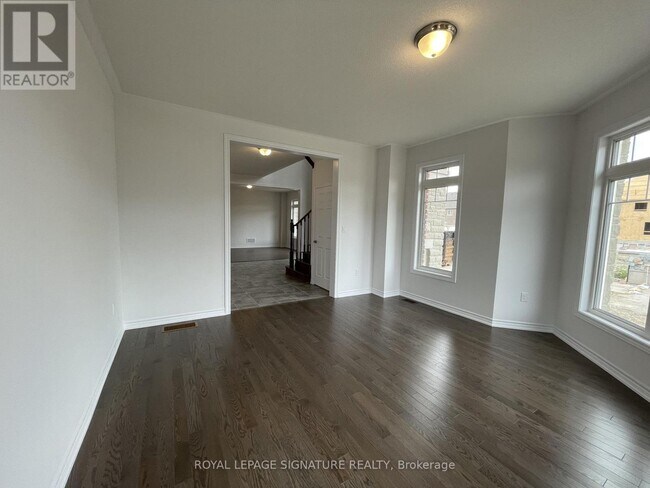 Building Photo - 31 Royal Fern Cres