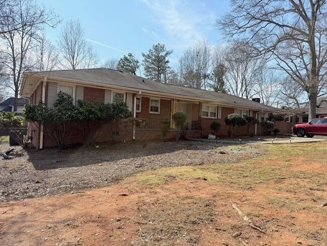 Building Photo - Green Acres Home