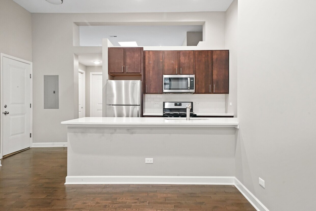 Primary Photo - 2200 W Lawrence Ave