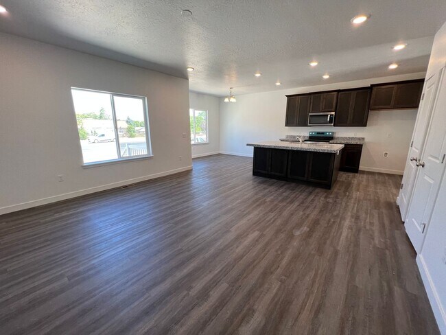 Building Photo - TOWNHOUSE IN TAYLORSVILLE