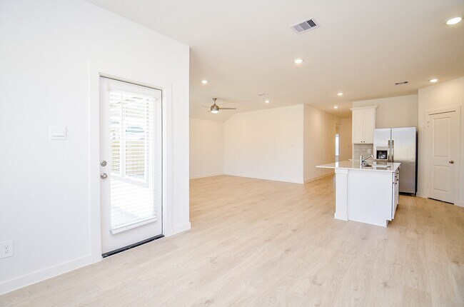 Building Photo - 31134 Royal Acrs Ct