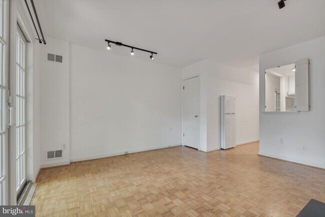 Building Photo - 1739 1/2 Corcoran St NW