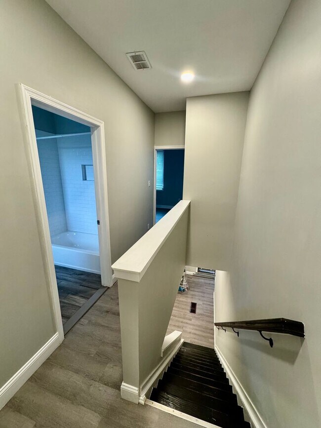 Building Photo - 2 Bedroom Available Now