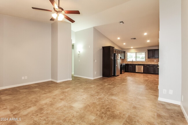 Building Photo - 6646 W Sunnyside Dr