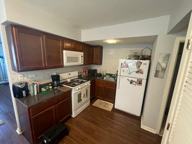 Kitchen - 9405 S 79th Ct