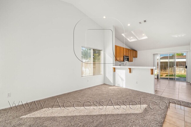 Building Photo - Spacious Single Story 3 Bed/2 Bath Home In...