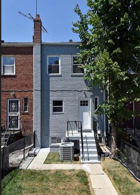 Foto del edificio - 1373 Downing St NE