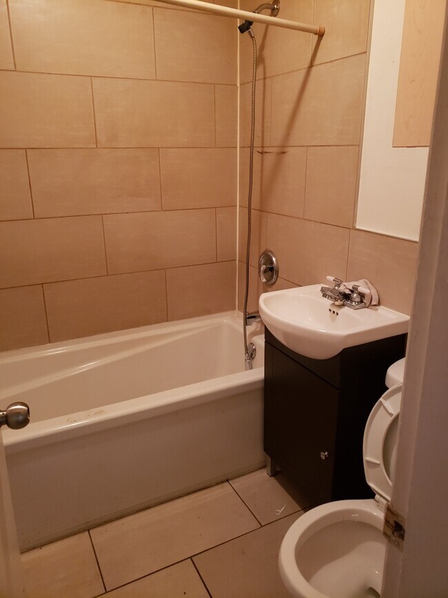 Building Photo - 646 Admirals Rd