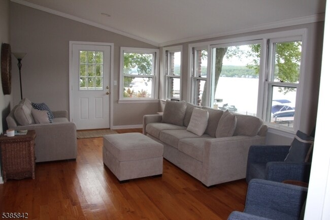 Foto del edificio - 36 Old Lakeside Rd S