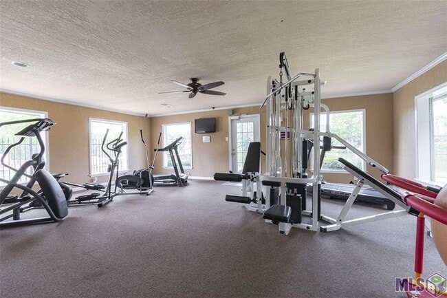 Building Photo - Beautiful 2 Bedroom Townhouse in Highly De...