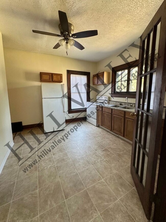 Building Photo - Three Bedroom