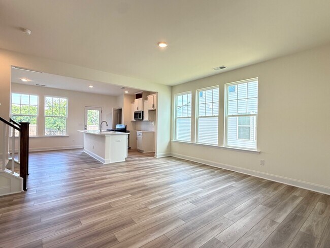 Foto del edificio - 3 Bedroom End unit Townhome Double Driveway - Lots of Natural Light