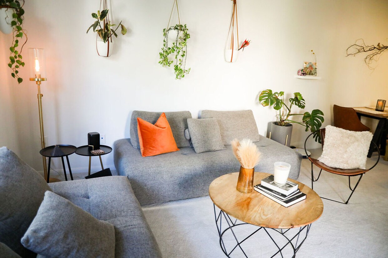 Primary Photo - 2419 Fifth Ave