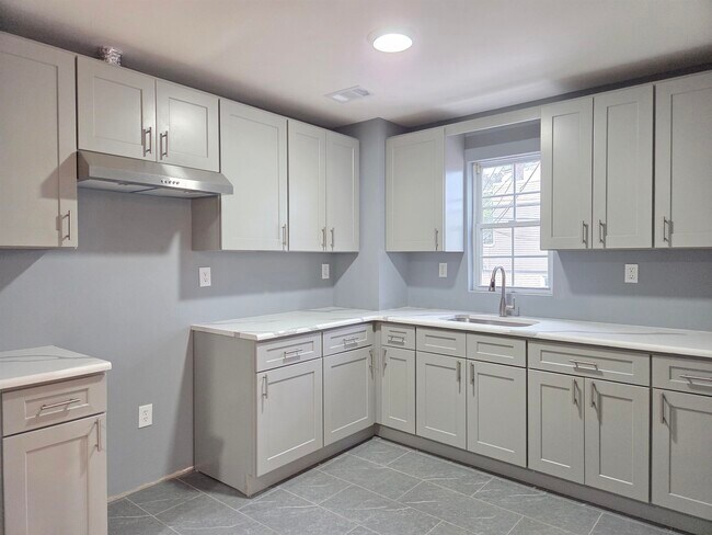 Foto del edificio - 82 Mallory Ave