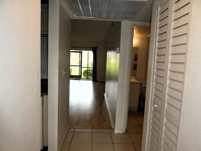 Foto del edificio - 7149 Golf Colony Ct