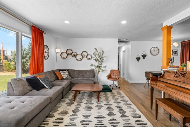 Building Photo - REMODELED! 3 Bed/2 Bath Home in Central Point