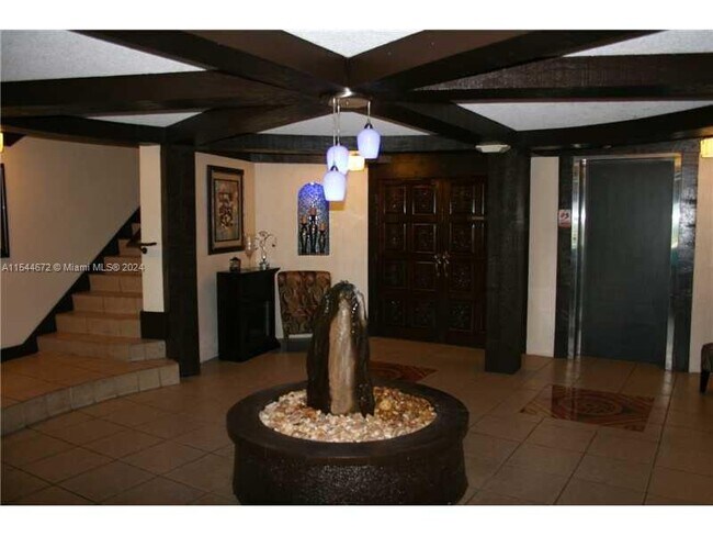 Building Photo - 3710 Inverrary Dr