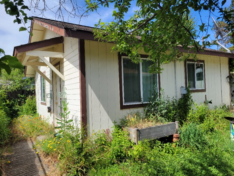 Foto del edificio - 859 Redway Dr