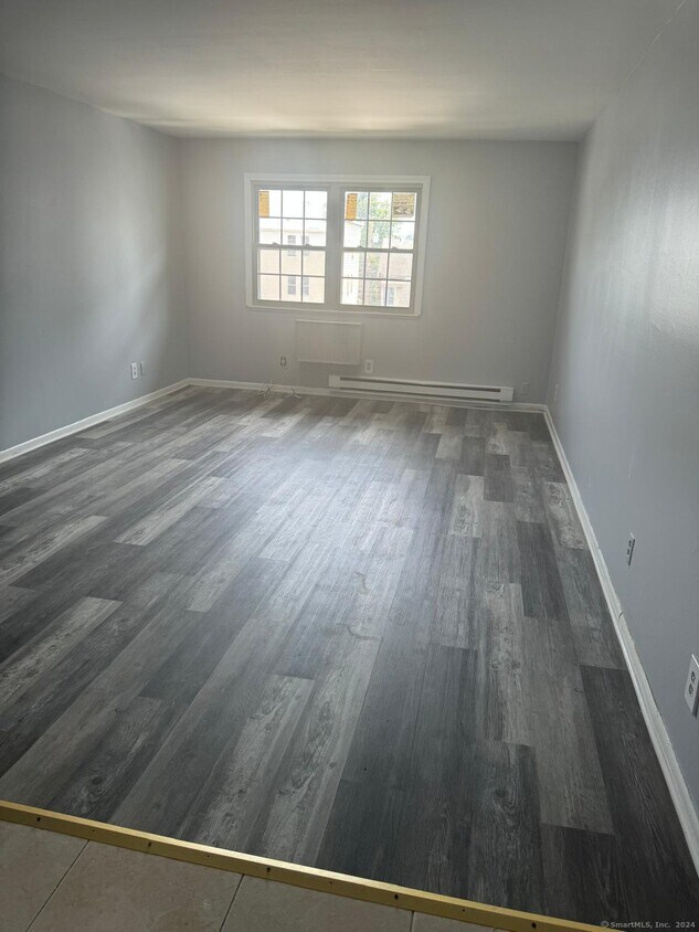 Primary Photo - 240 Oak St