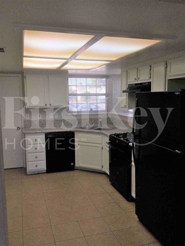 Building Photo - 2368 Valley Dr