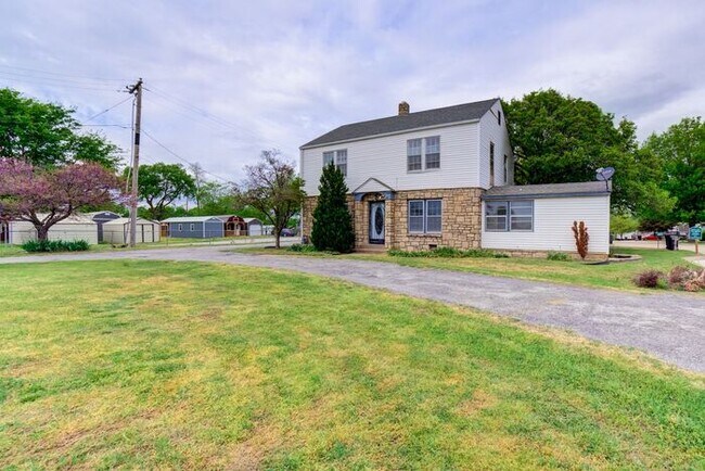 Building Photo - Huge House! 4 Bed 2 Bath 2 Living Areas!