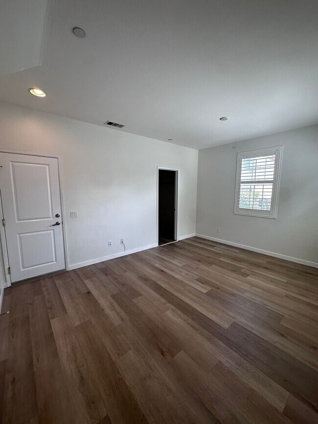 Building Photo - Vista Del Sur - Entertainers Delight! Large 3 story 2.5 bath Townhome with amazing community amen...