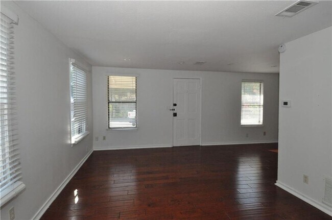 Foto del edificio - Fantastic Floorplan & Walking Distance To ...
