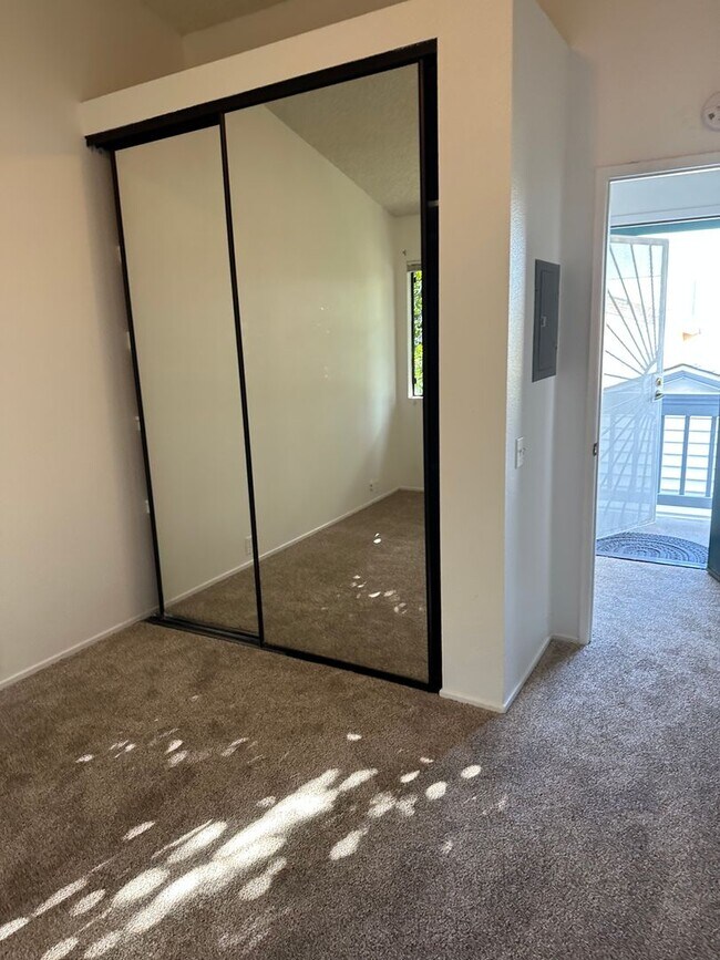 Foto del edificio - Upstairs 2 bed/1bath Apartment in Pacific Beach