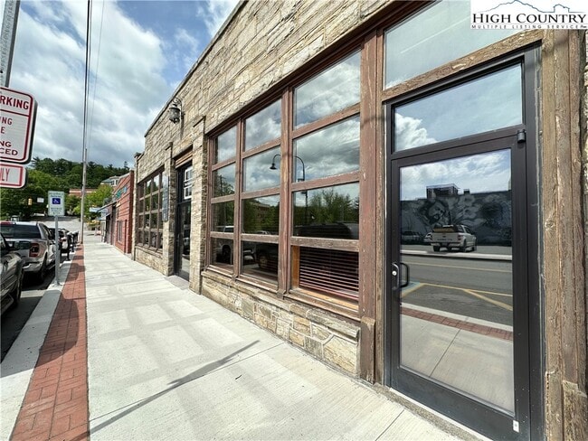 Foto del edificio - 164 Depot St