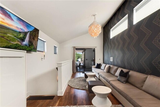 Foto del edificio - 1015 E 12th St