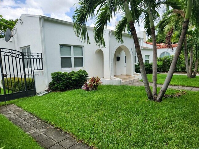 Foto del edificio - 552 NE 74th St