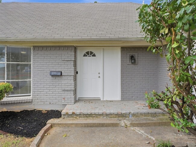 Building Photo - 2121 Canton Dr