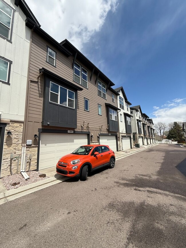 Foto del edificio - Affordable 3 Bedroom 4 Bath Townhome in Wh...