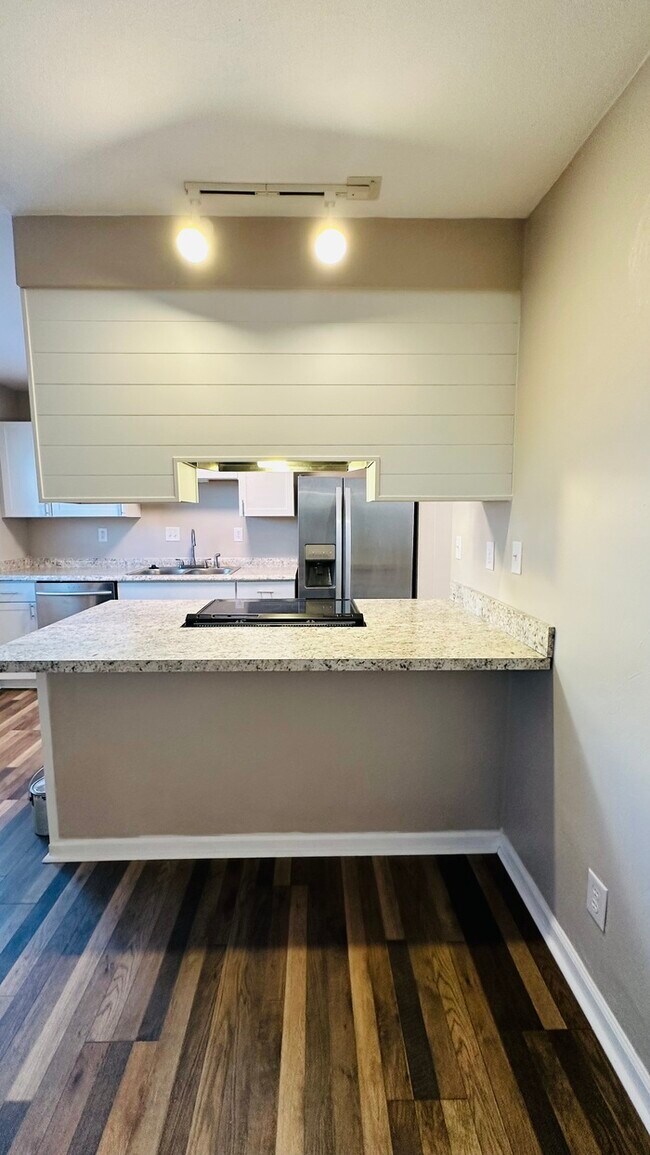 Foto del edificio - 3 BEDROOM END UNIT TOWNHOUSE FOR RENT IN V...
