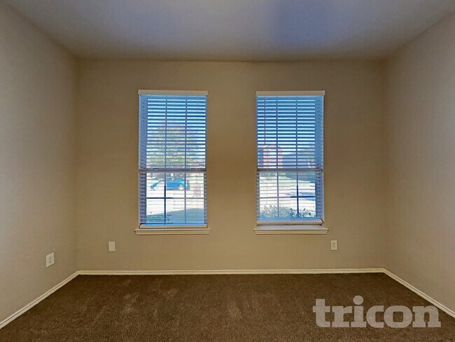 Foto del edificio - 716 Courson Dr