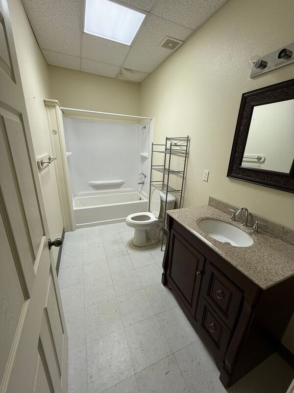 Foto del edificio - 100 E Broadway St