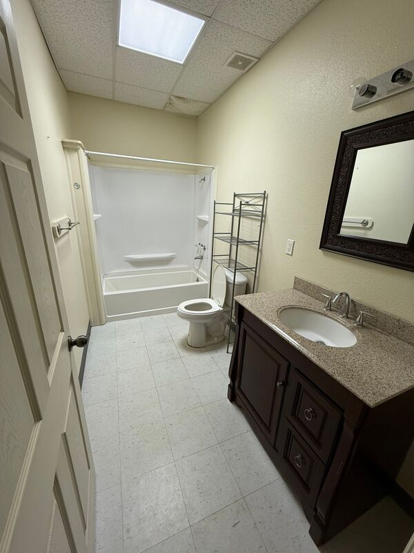 Foto del edificio - 100 E Broadway St