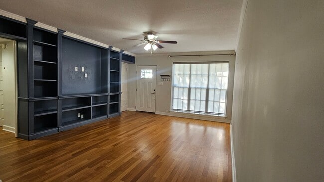 Building Photo - Charming SODO home with a fenced in backya...