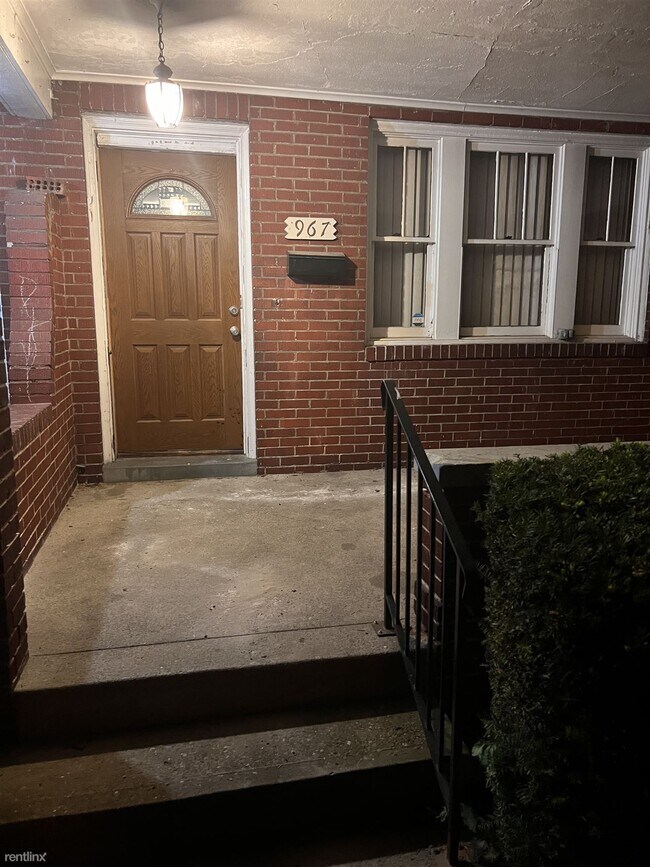 Foto del edificio - 2 br, 1 bath Duplex - 967 Davis Avenue