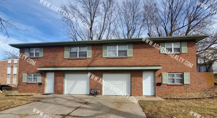 Primary Photo - 2 Bed/1.5 Bath Duplex in Raytown, Complete...